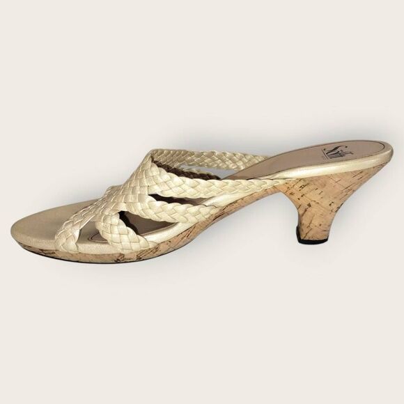 Sofft Womens Sandal Sz 10 Kitten Heel Slipon Beige Woven Leather Comfort Cushion - Picture 2 of 10